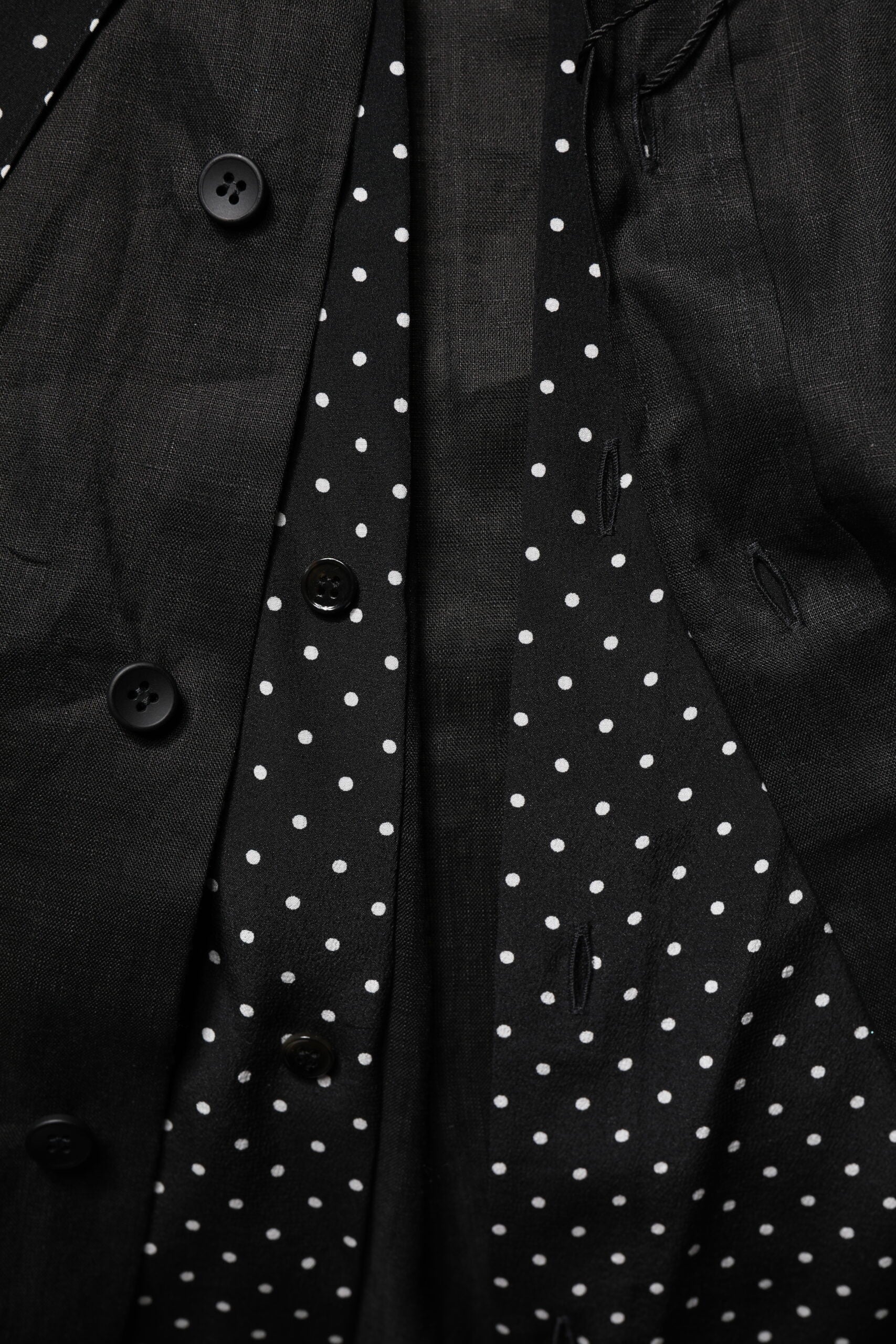 Chemise homme Dolce & Gabbana en lin et soie noire à pois décontractée, vue de face.