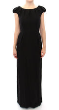Robe longue noire en soie Dolce & Gabbana à manches courtes, style maxi, élégante et fluide, portée pour une occasion spéciale.