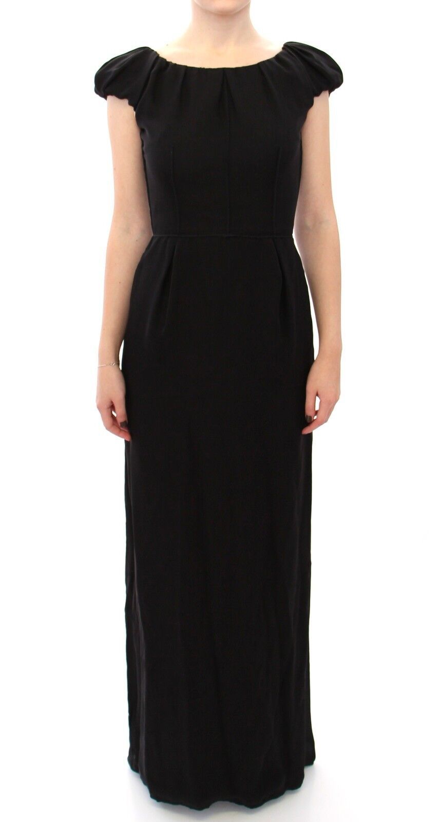 Robe longue noire en soie Dolce & Gabbana à manches courtes, style maxi, élégante et fluide, portée pour une occasion spéciale.