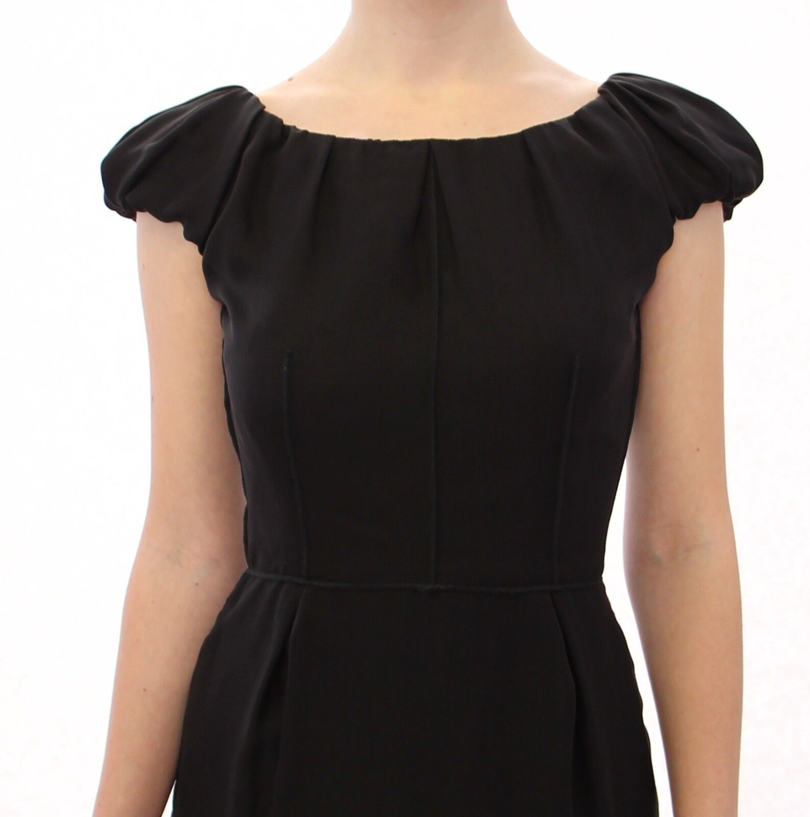 Robe longue noire en soie Dolce & Gabbana avec manches courtes, style maxi, élégante et fluide, pour une occasion chic.