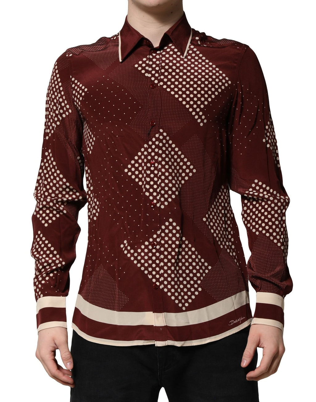 Chemise en soie marron à pois Dolce & Gabbana, manches longues et style décontracté, visible avec détails de motifs à pois.