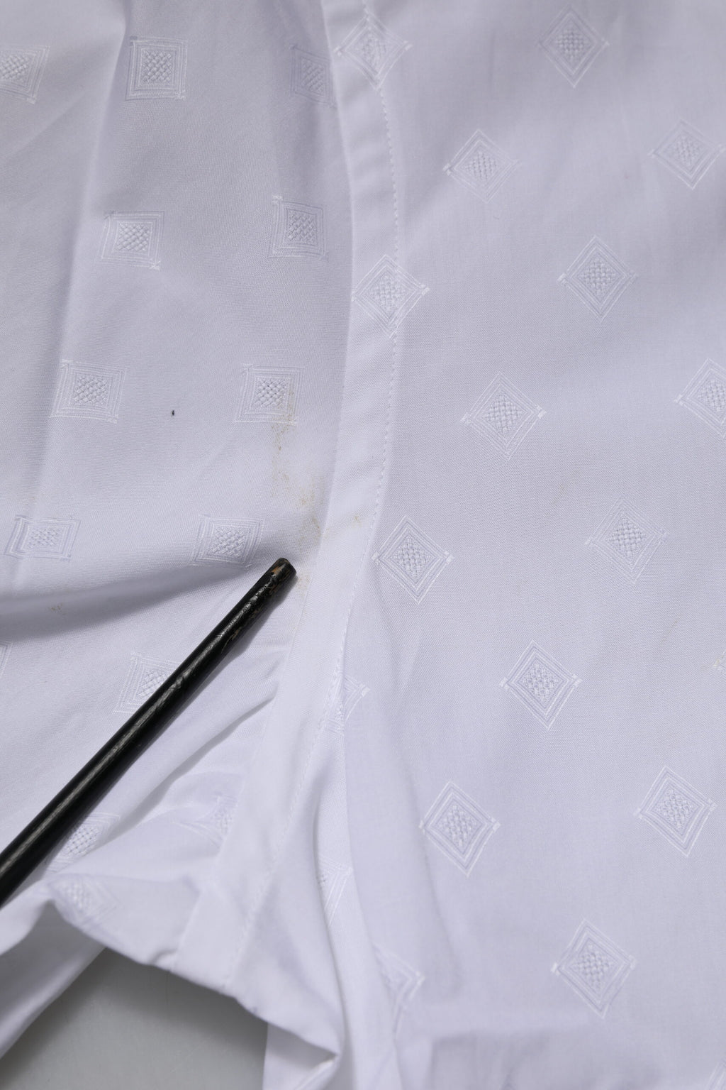Chemise formelle blanche Dolce & Gabbana en coton popeline avec détails dorés, visible en image.