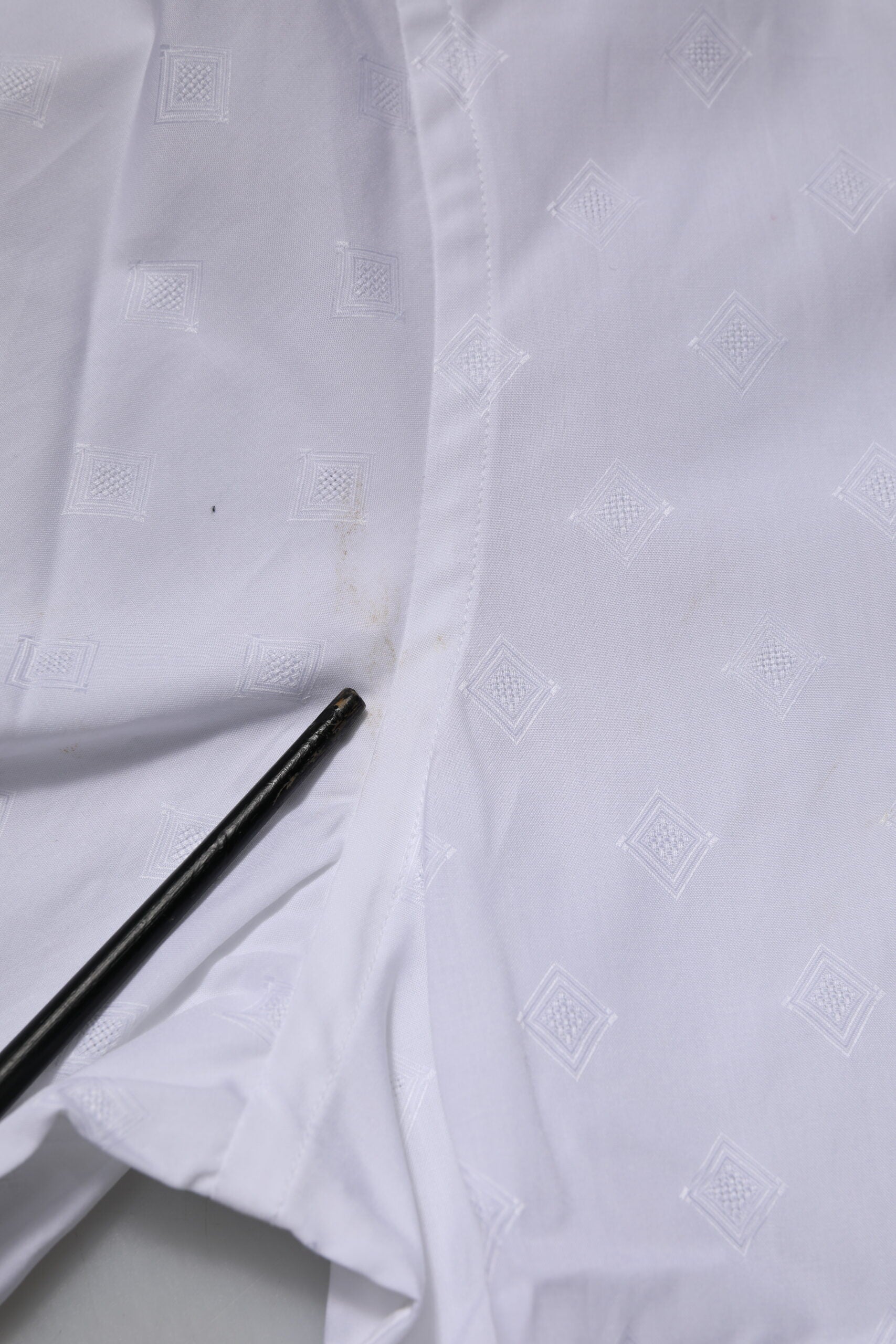 Chemise formelle blanche Dolce & Gabbana en coton popeline avec détails dorés, visible en image.