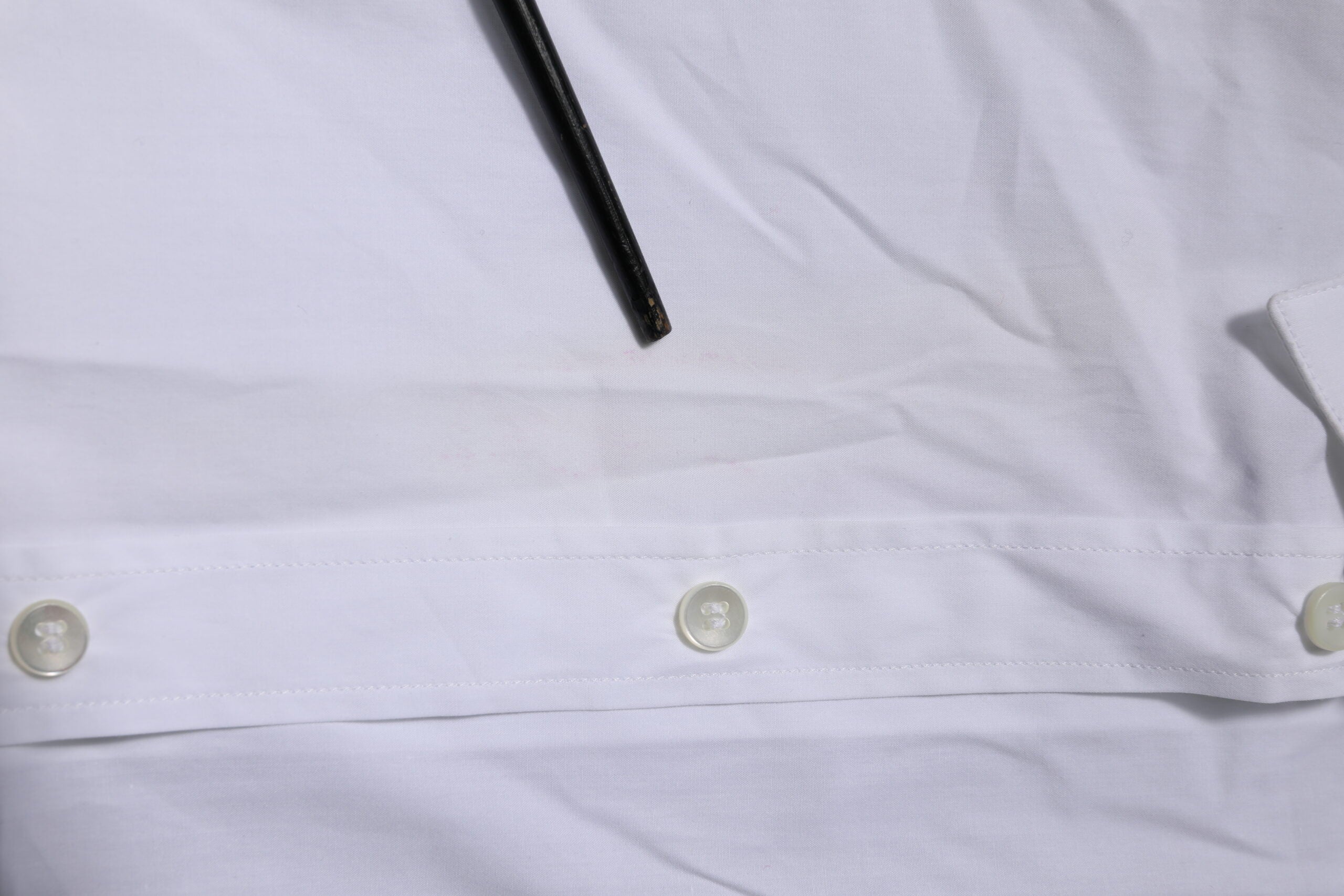 Chemise blanche en coton Dolce & Gabbana à manches longues, style formel avec détails dorés.