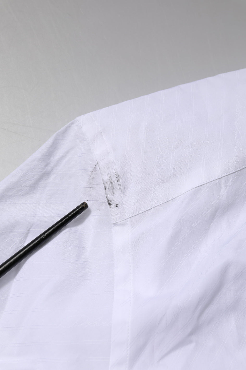 Chemise blanche en coton à manches longues Dolce & Gabbana, style formel avec détails dorés.