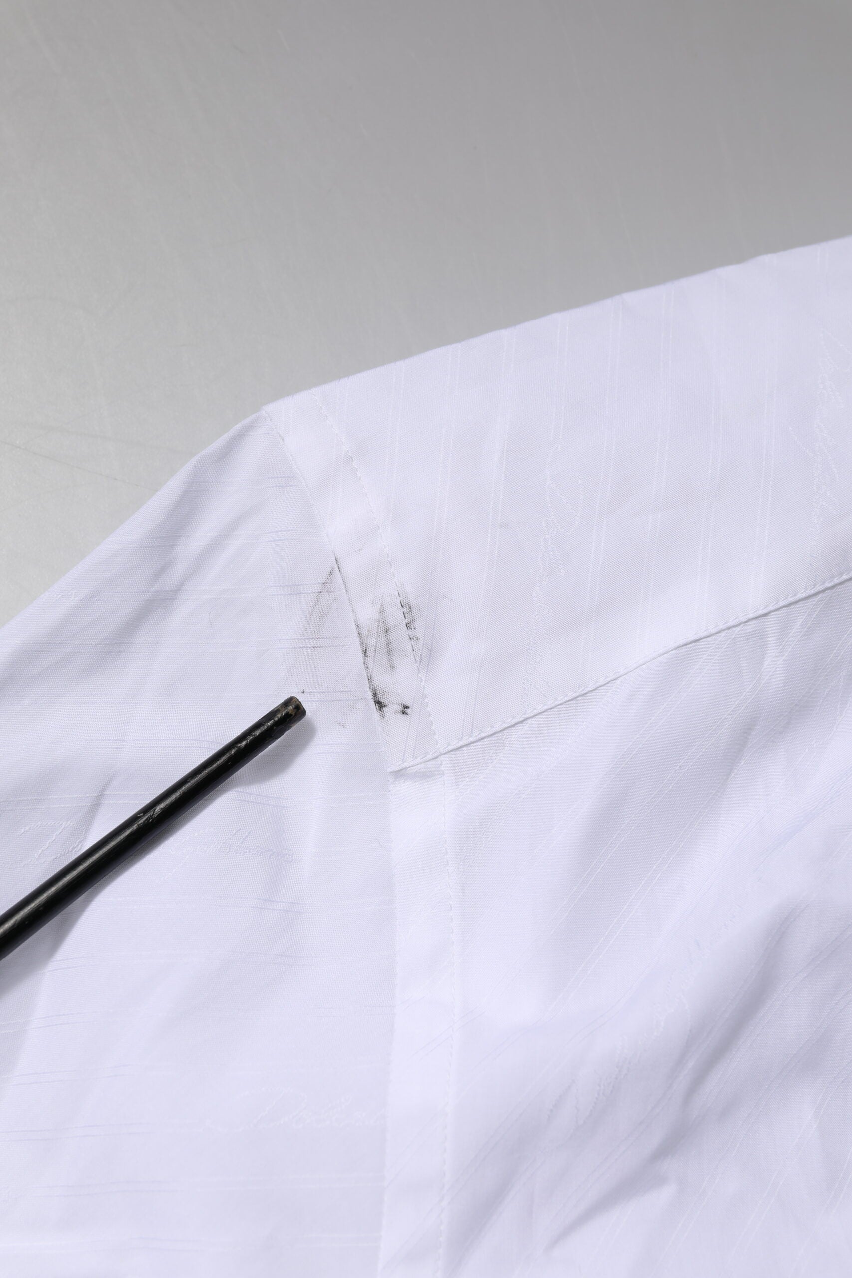 Chemise blanche en coton à manches longues Dolce & Gabbana, style formel avec détails dorés.