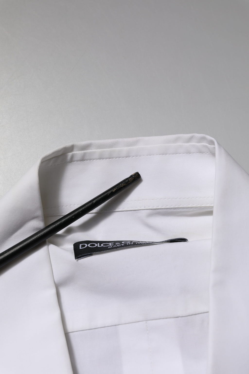 Chemise blanche en coton à manches longues de Dolce & Gabbana, vêtement formel élégant pour femme.