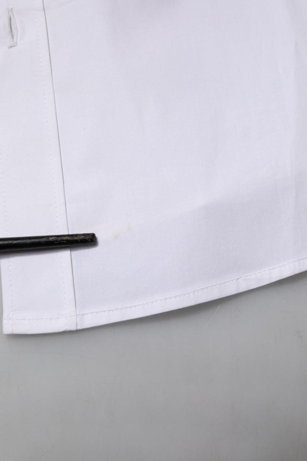 Chemise formelle Dolce & Gabbana en coton blanc à manches longues, élégante et sophistiquée pour occasions spéciales.