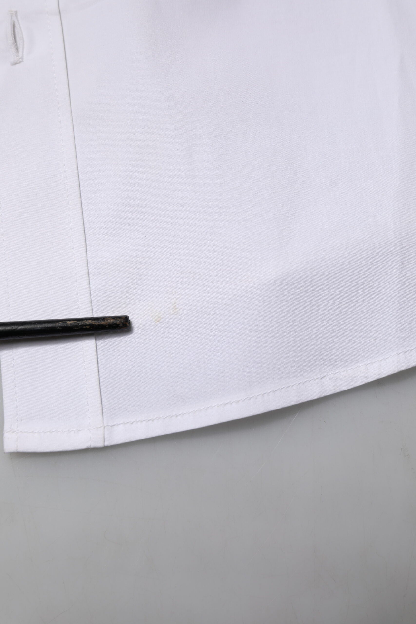 Chemise formelle Dolce & Gabbana en coton blanc à manches longues, élégante et sophistiquée pour occasions spéciales.