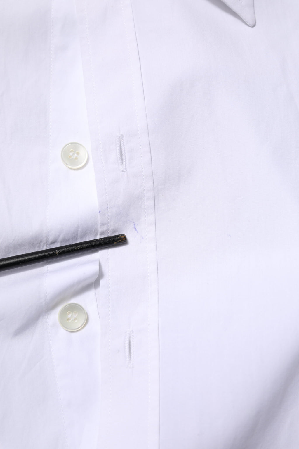 Chemise blanche en coton à manches longues de Dolce & Gabbana, vue de face, avec col classique et boutonnière visible.