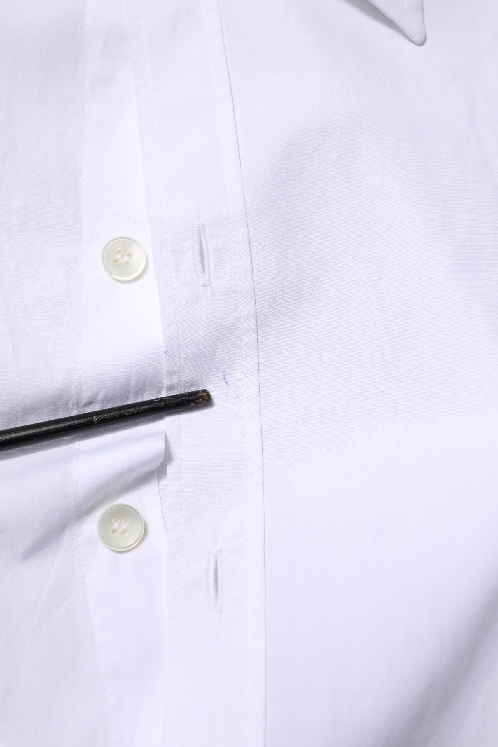 Chemise blanche en coton à manches longues de Dolce & Gabbana, vue de face, avec col classique et boutonnière visible.