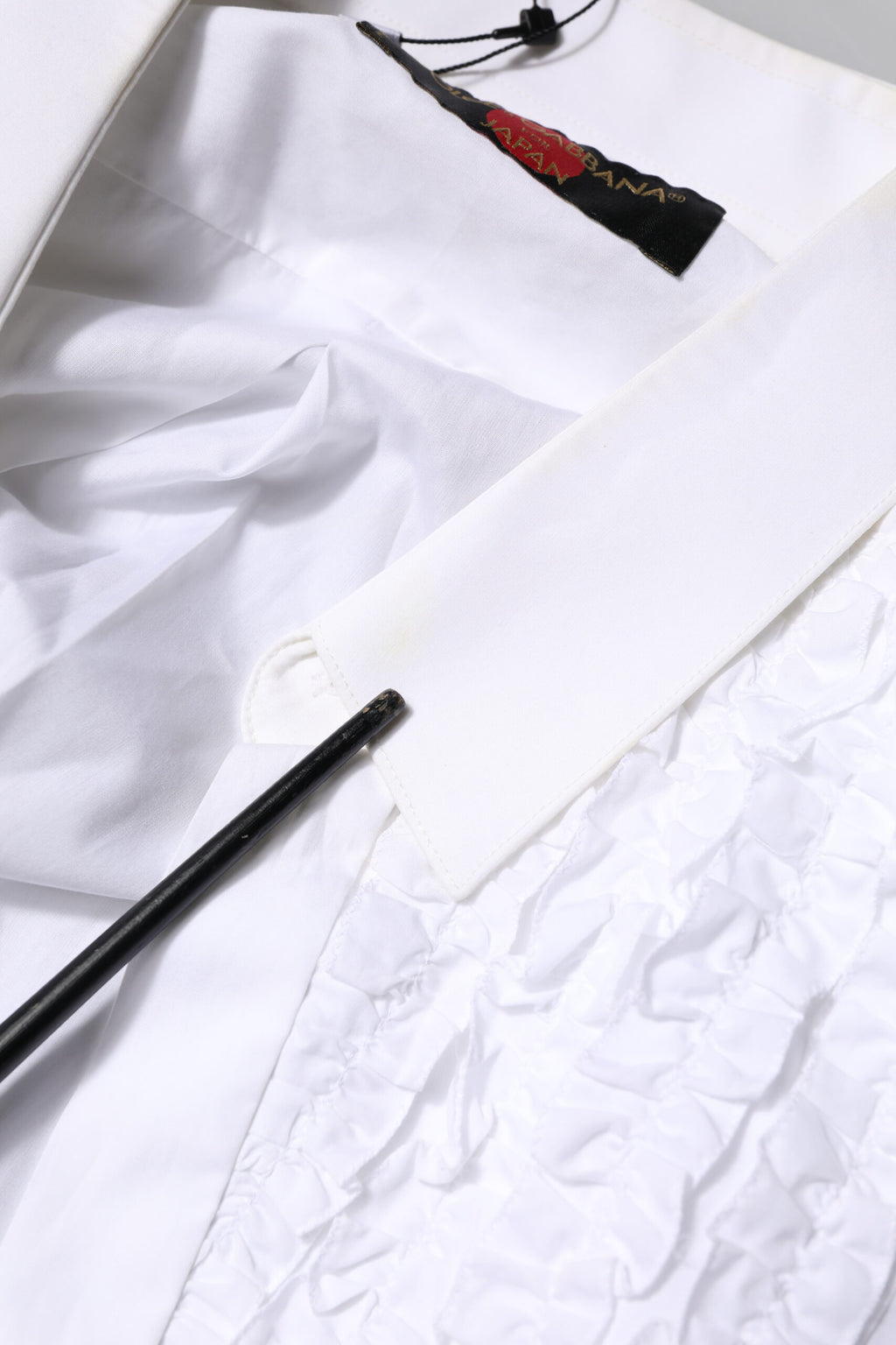 Chemise formelle blanche Dolce & Gabbana en coton avec détails plissés et volants, élégante et sophistiquée.