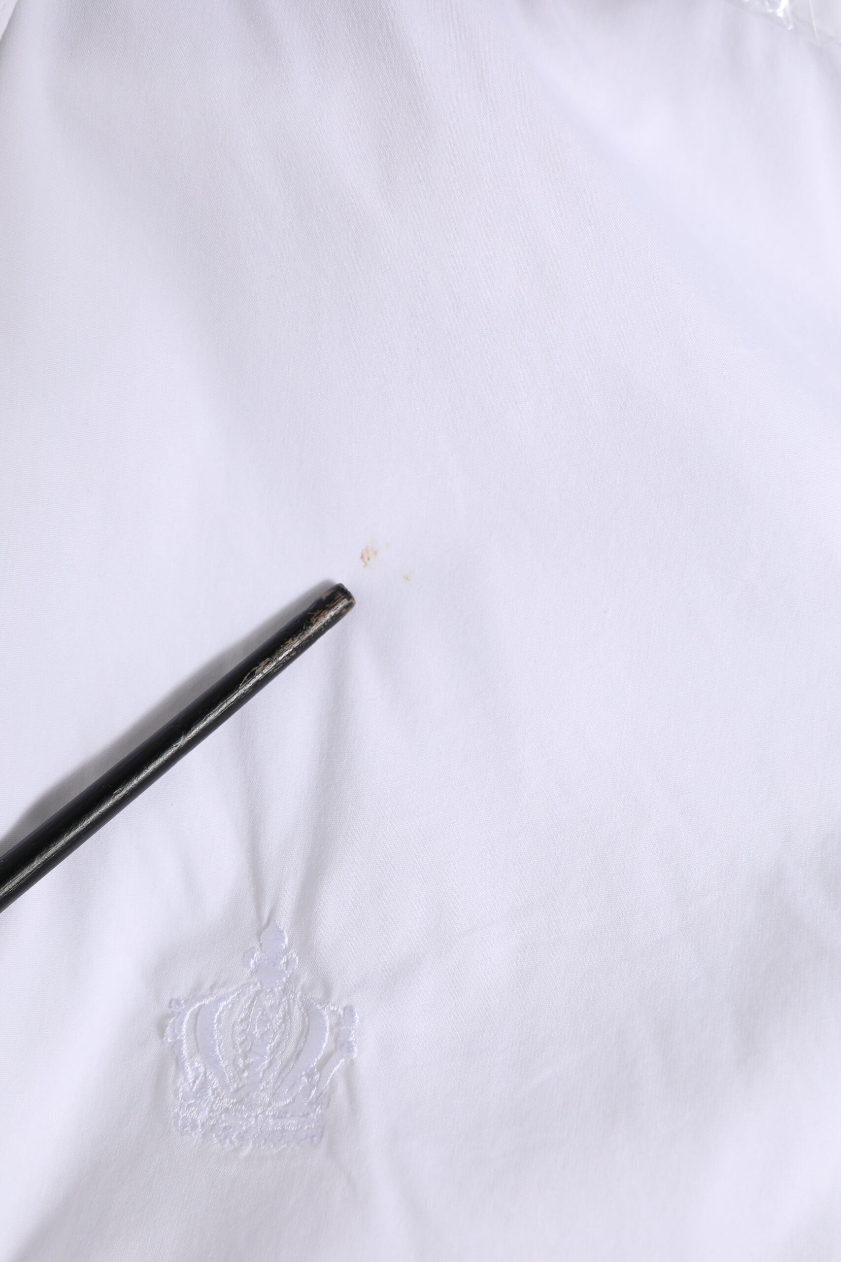 Chemise formelle blanche en coton Dolce & Gabbana avec détails en or pour homme, vue de face.