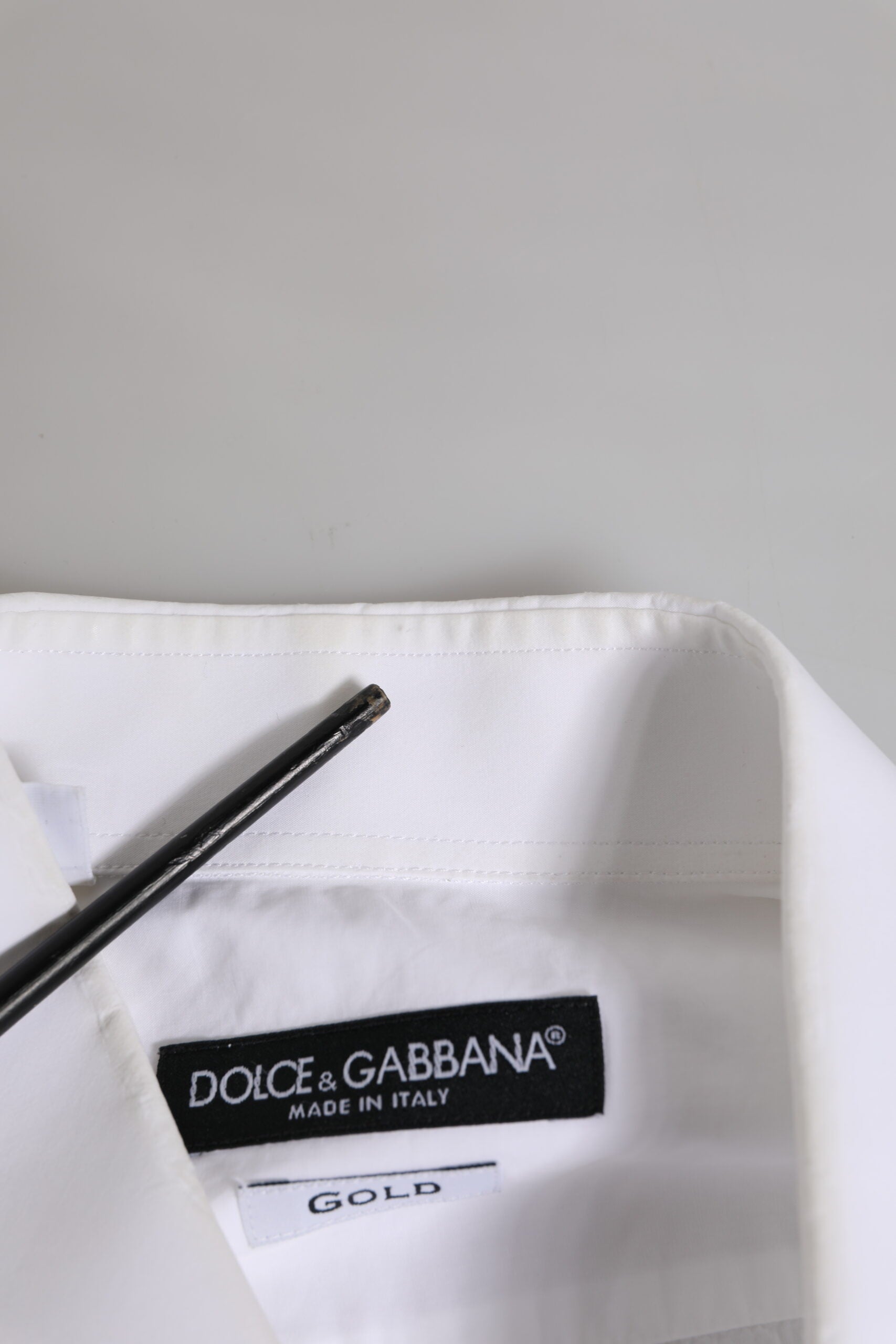 Chemise formelle blanche en coton Dolce & Gabbana avec détails dorés pour homme, élégante et sophistiquée.