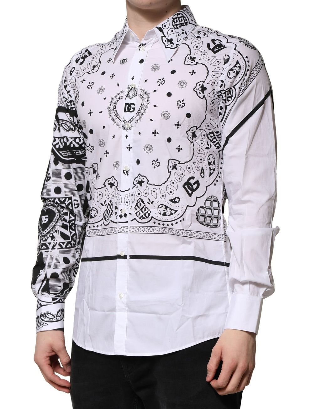 Chemise formelle blanche Dolce & Gabbana avec motif bandana Martini, élégante et sophistiquée, visible en détail dans l’image.