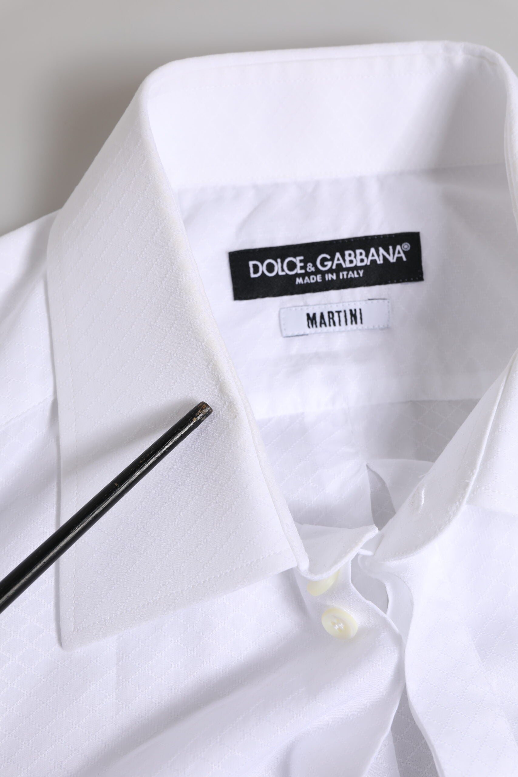 Chemise formelle blanche Dolce & Gabbana MARTINI en coton pour homme, élégante et classique, avec col et boutons visibles.