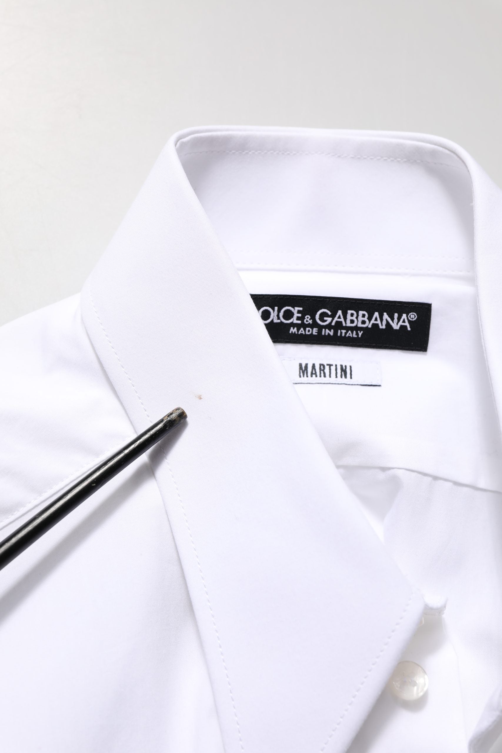 Chemise homme Dolce & Gabbana blanche à manches longues Martini, style élégant et classique, visible avec col et boutons.