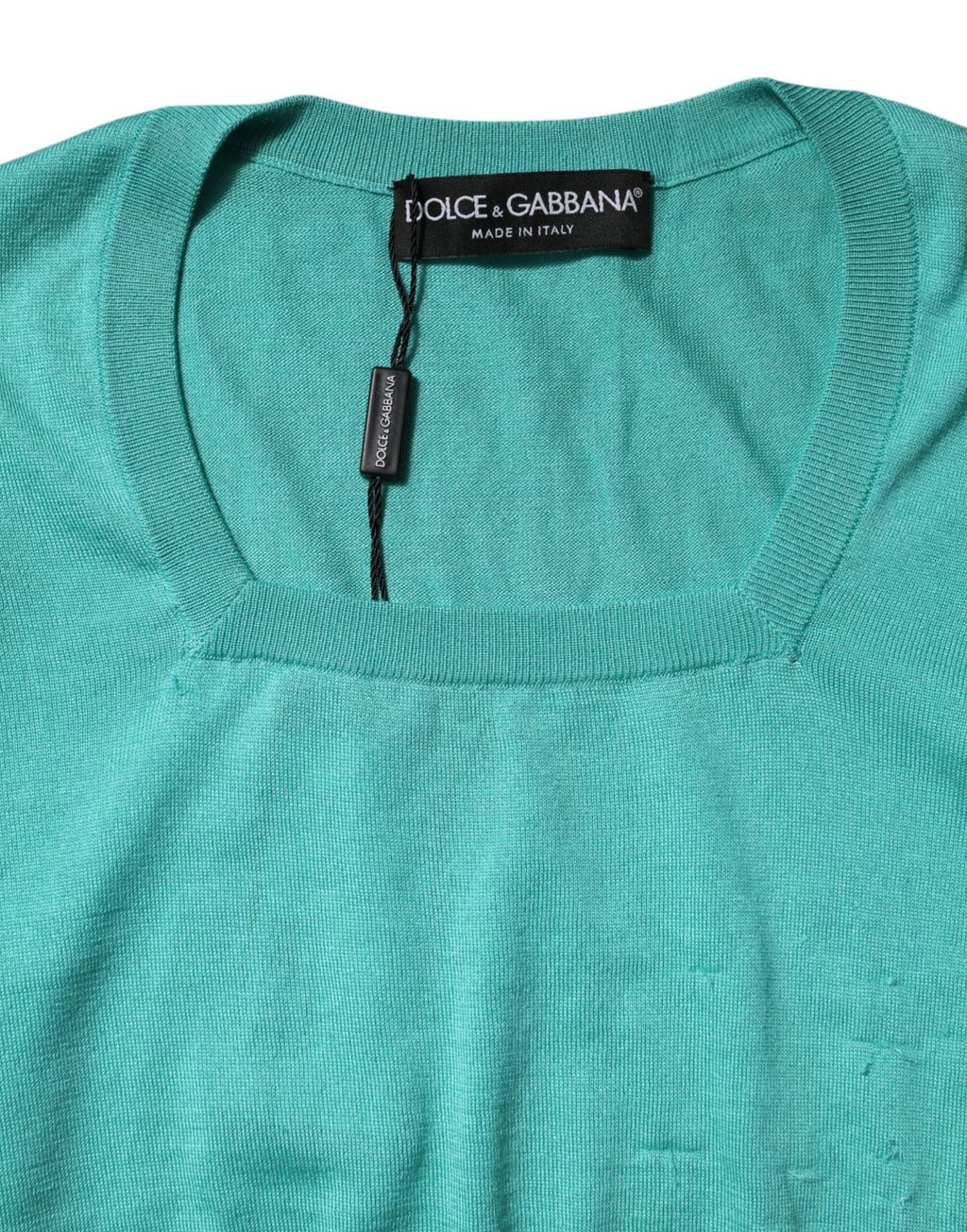 Haut en soie bleu aqua à manches courtes et encolure carré, Dolce & Gabbana, vue de face avec détails du tissu.