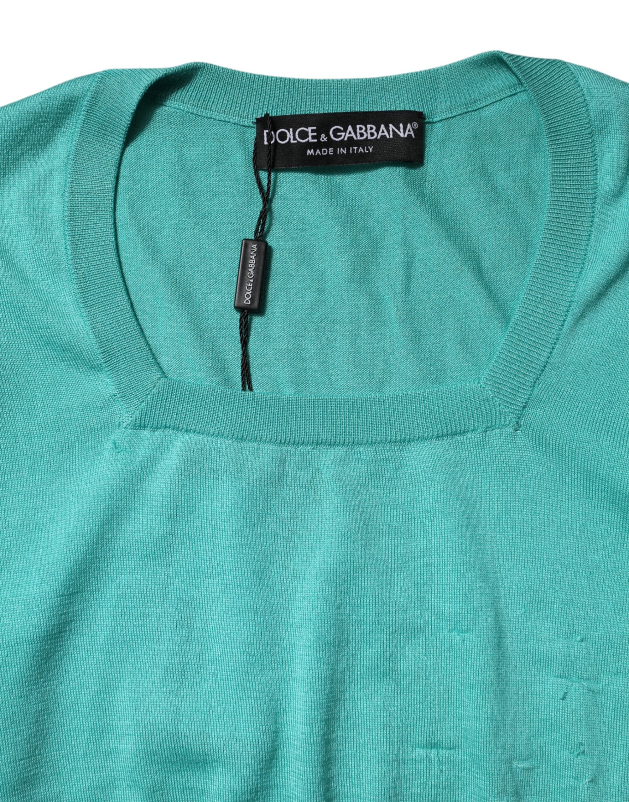 Haut en soie bleu aqua à manches courtes et encolure carré, Dolce & Gabbana, vue de face avec détails du tissu.