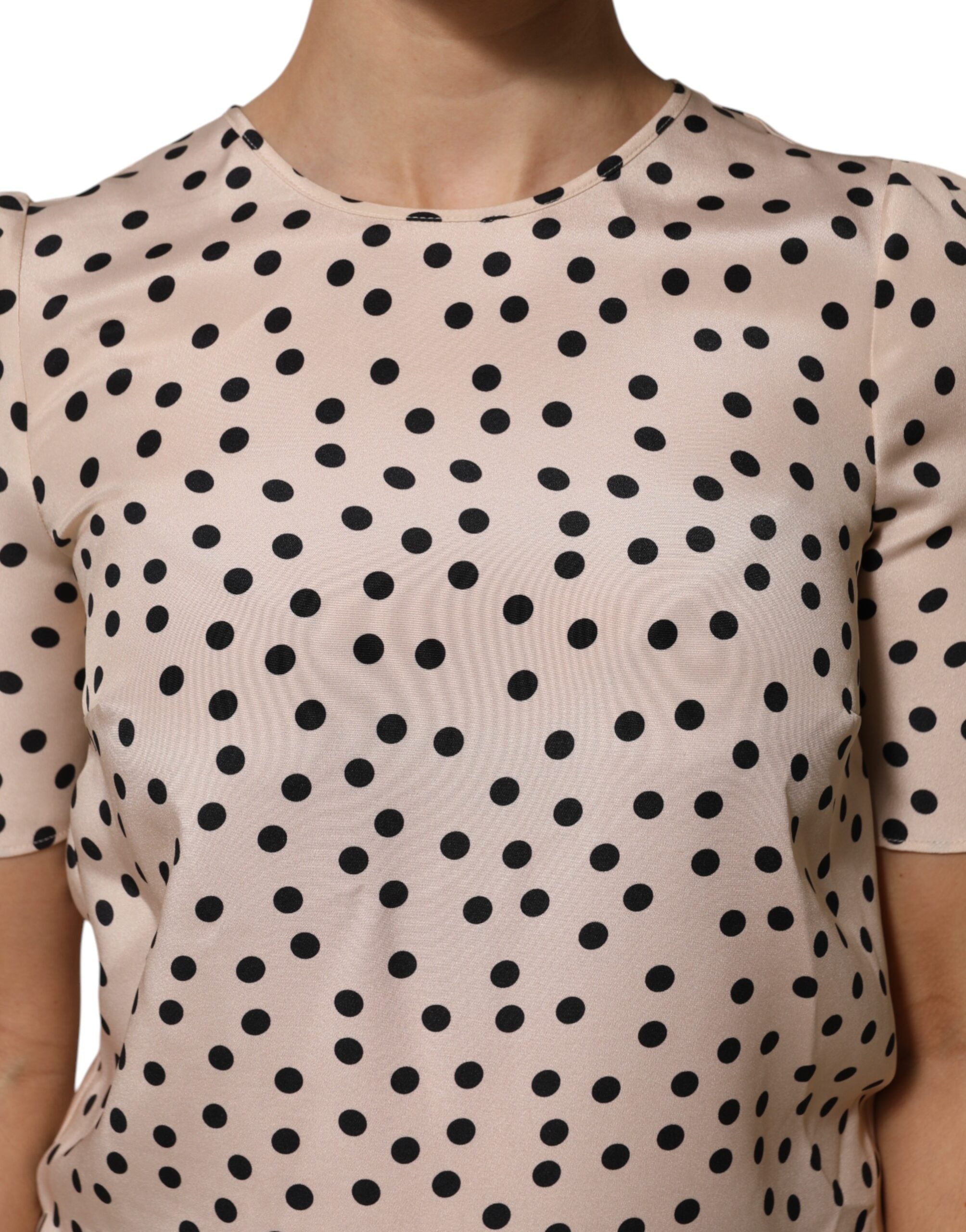 Chemisier en soie beige et noire à pois de Dolce & Gabbana, manches courtes, élégance sophistiquée.