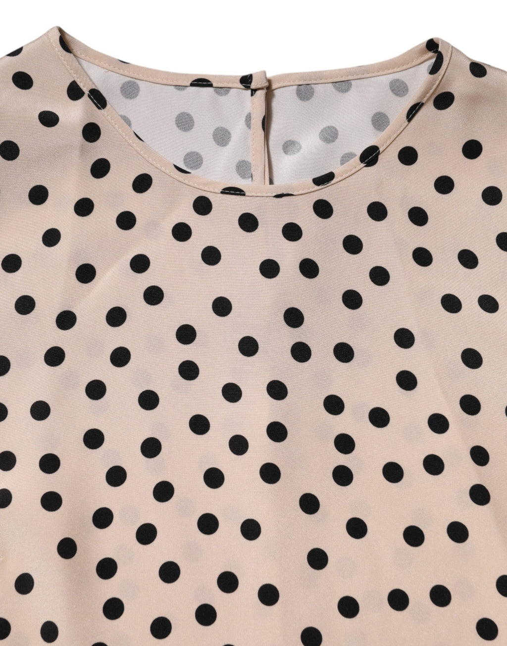 Chemisier en soie beige et noir à pois de Dolce & Gabbana, manches courtes, élégant et léger, pour femme.