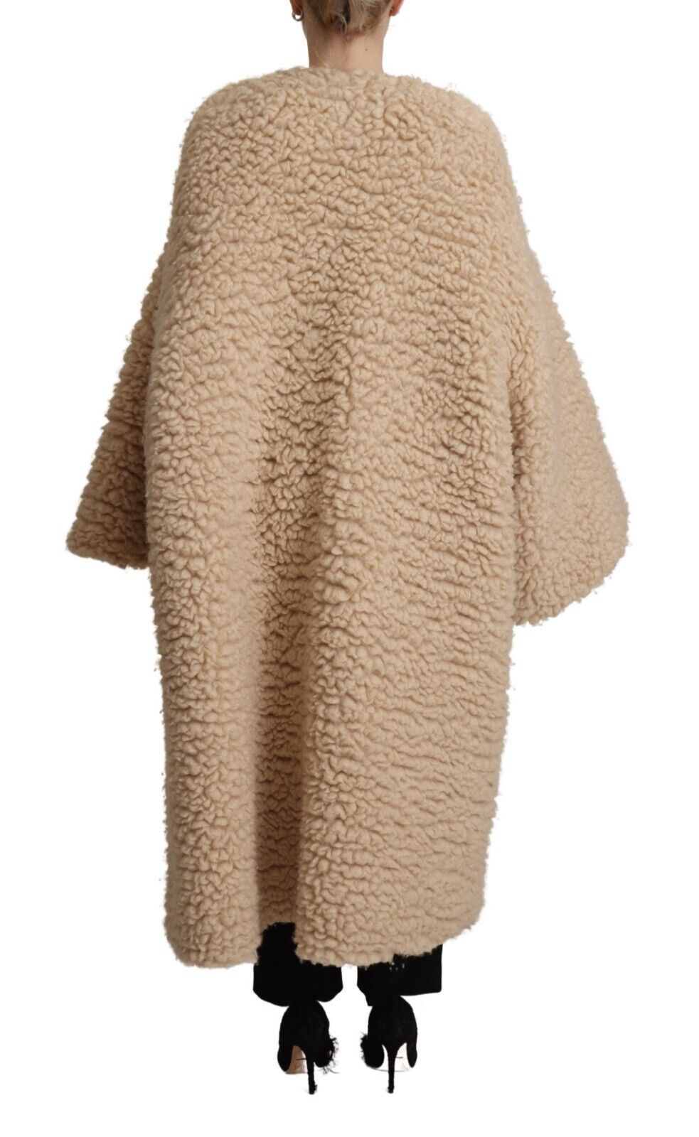 Manteau en cachemire et laine beige de Dolce & Gabbana avec fausse fourrure, élégant et chaud, porté sur un mannequin.