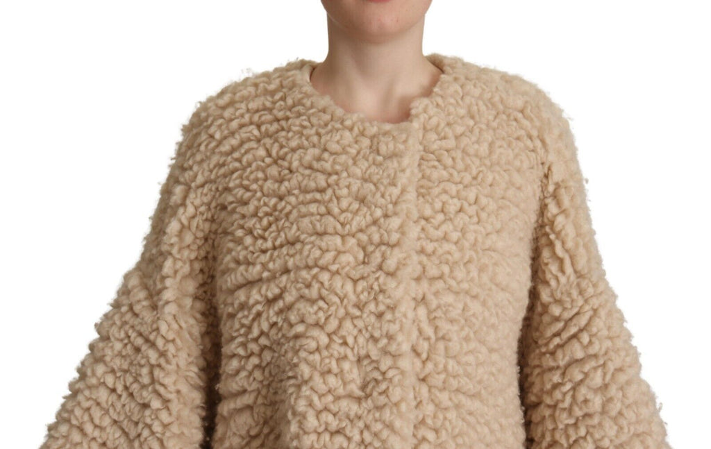 Manteau en cachemire et laine beige Dolce & Gabbana avec fausse fourrure, vue de face sur un mannequin.