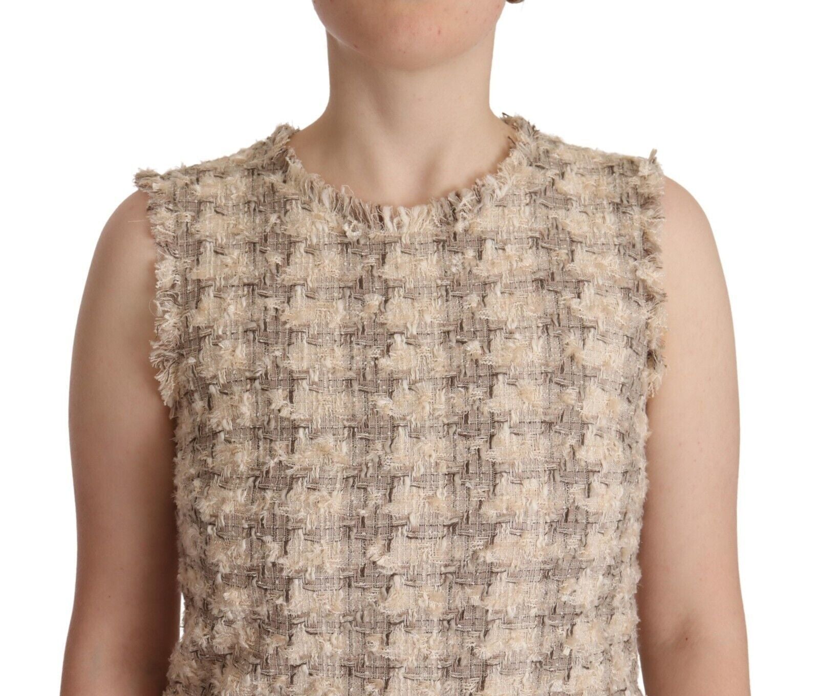 Robe mini sans manches Dolce & Gabbana à carreaux beiges, style shift, élégante et moderne, portée près du corps.