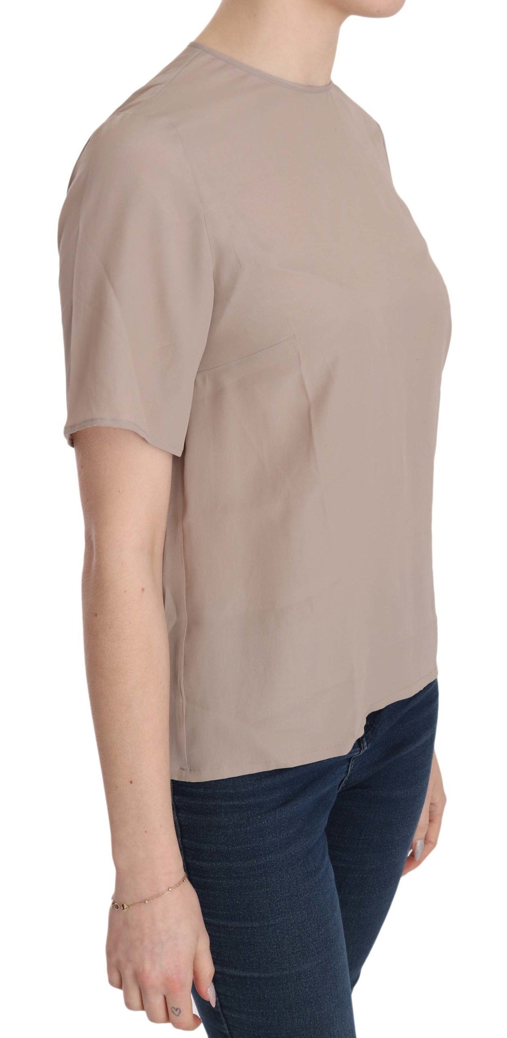 Blouse beige à manches courtes et col rond de Dolce & Gabbana, style élégant et chic, en tissu léger.
