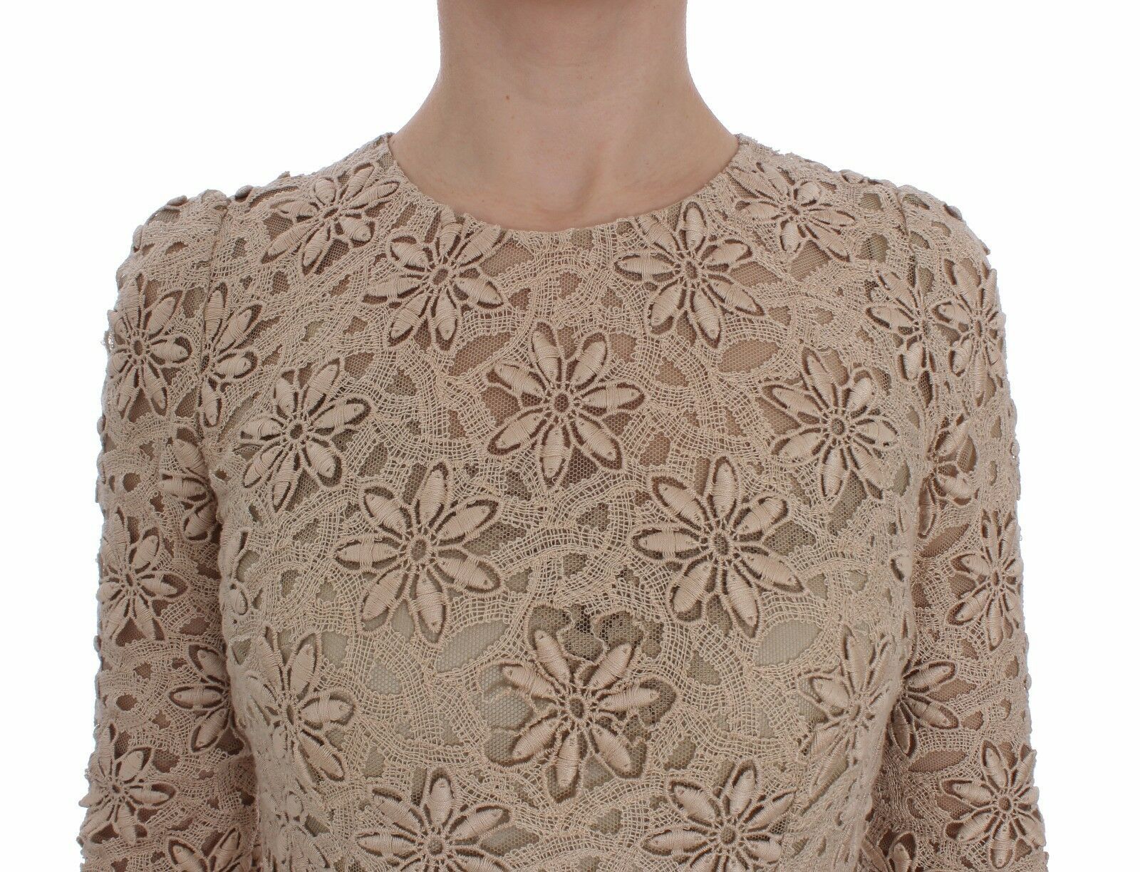 Robe longue beige à fleurs en dentelle Dolce & Gabbana, robe fourreau élégante avec motifs floraux raffinés.