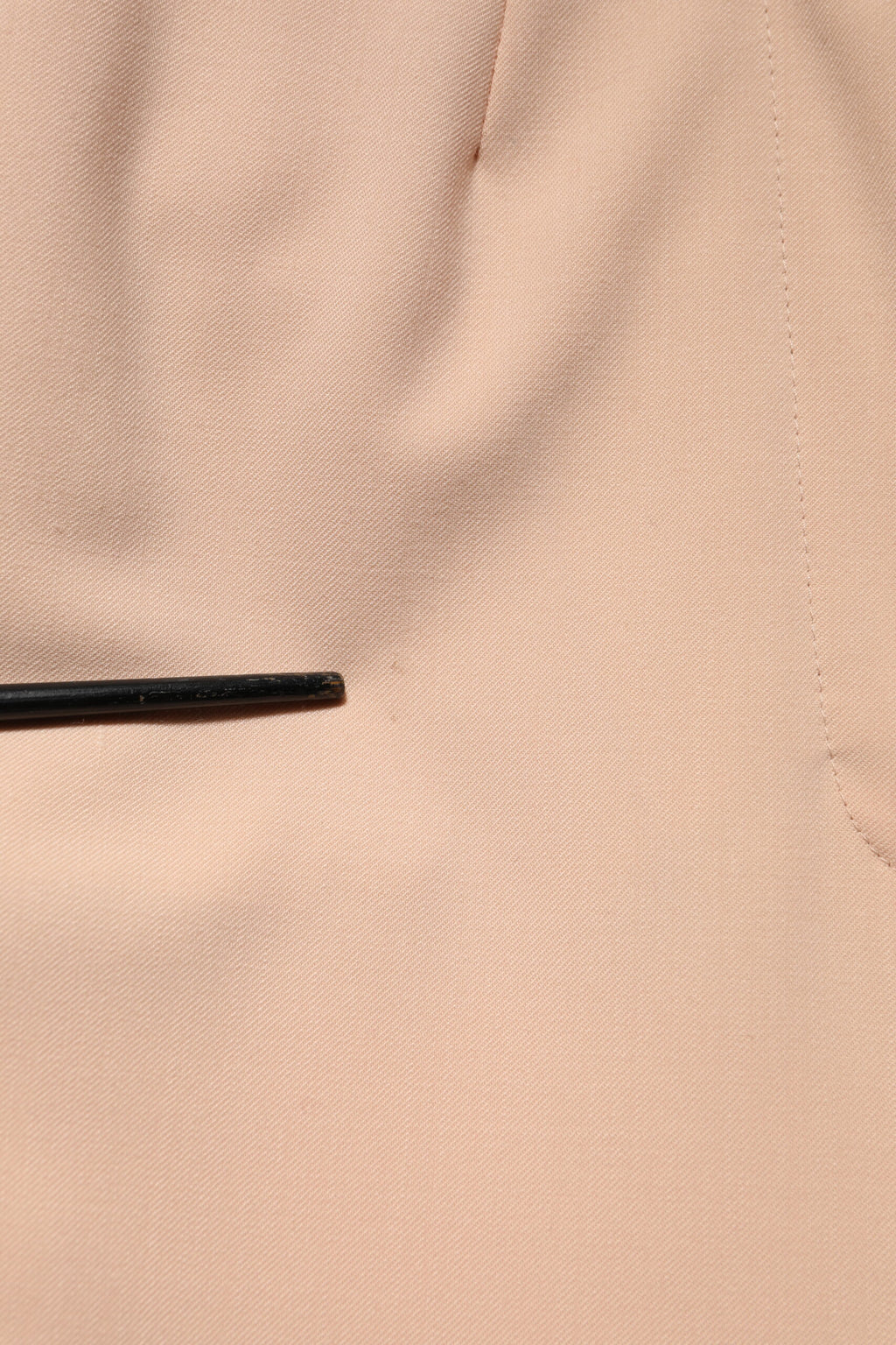 Pantalon beige en polyester Dolce & Gabbana, taille moyenne, coupe tapered, vue de face sur un fond neutre.