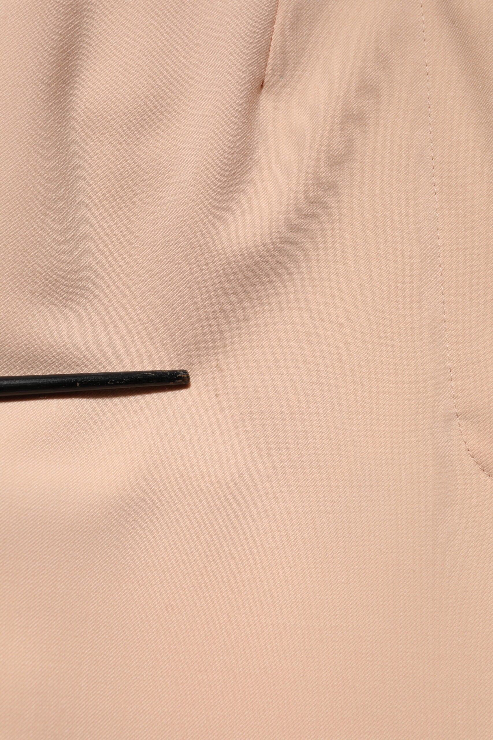 Pantalon beige en polyester Dolce & Gabbana, taille moyenne, coupe tapered, vue de face sur un fond neutre.