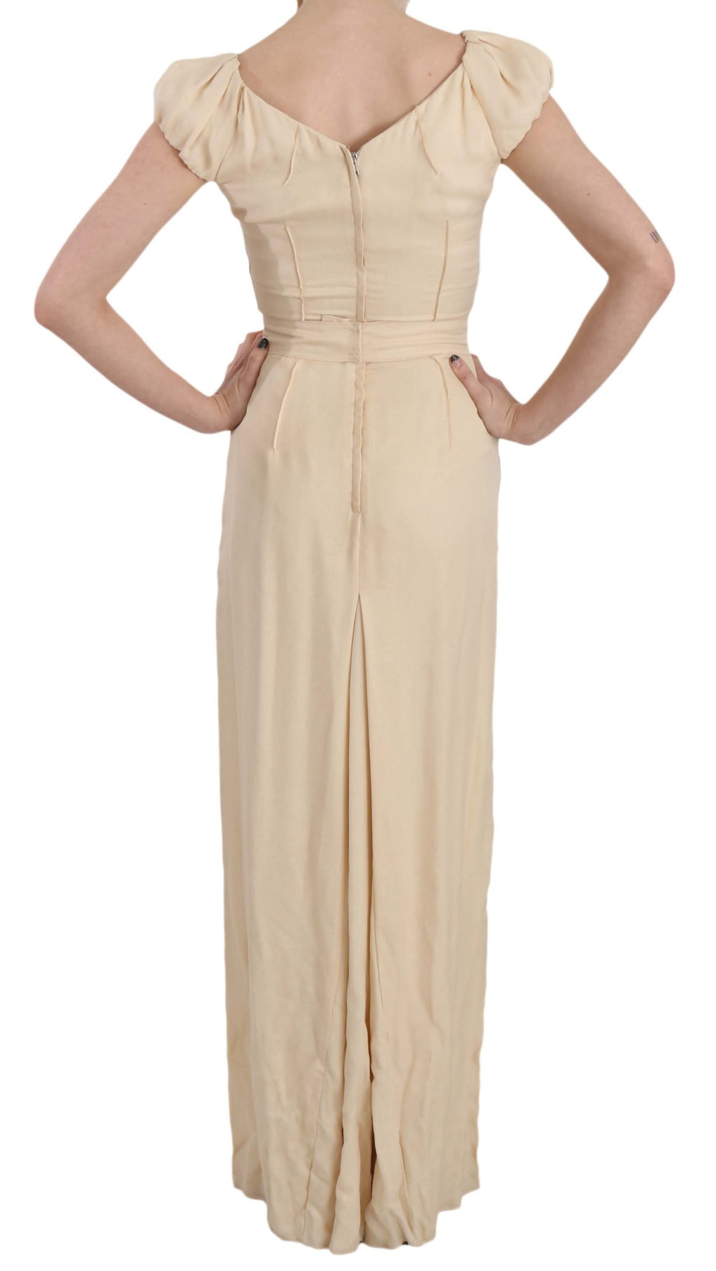 Robe de soirée en soie beige à manches capuche de Dolce & Gabbana, robe longue élégante et fluide.