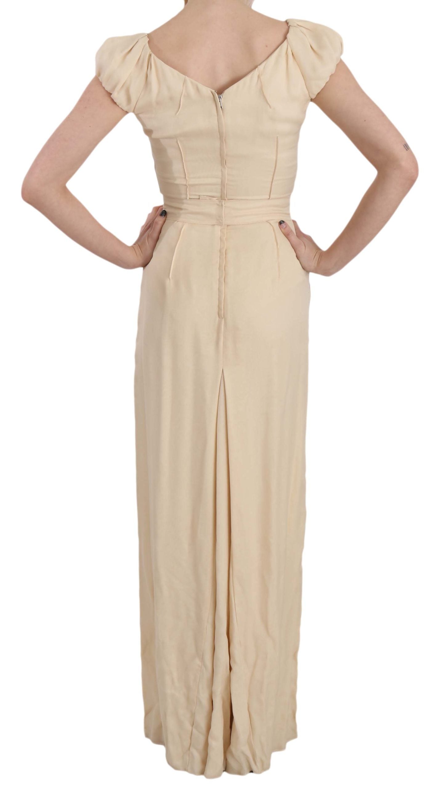 Robe de soirée en soie beige à manches capuche de Dolce & Gabbana, robe longue élégante et fluide.
