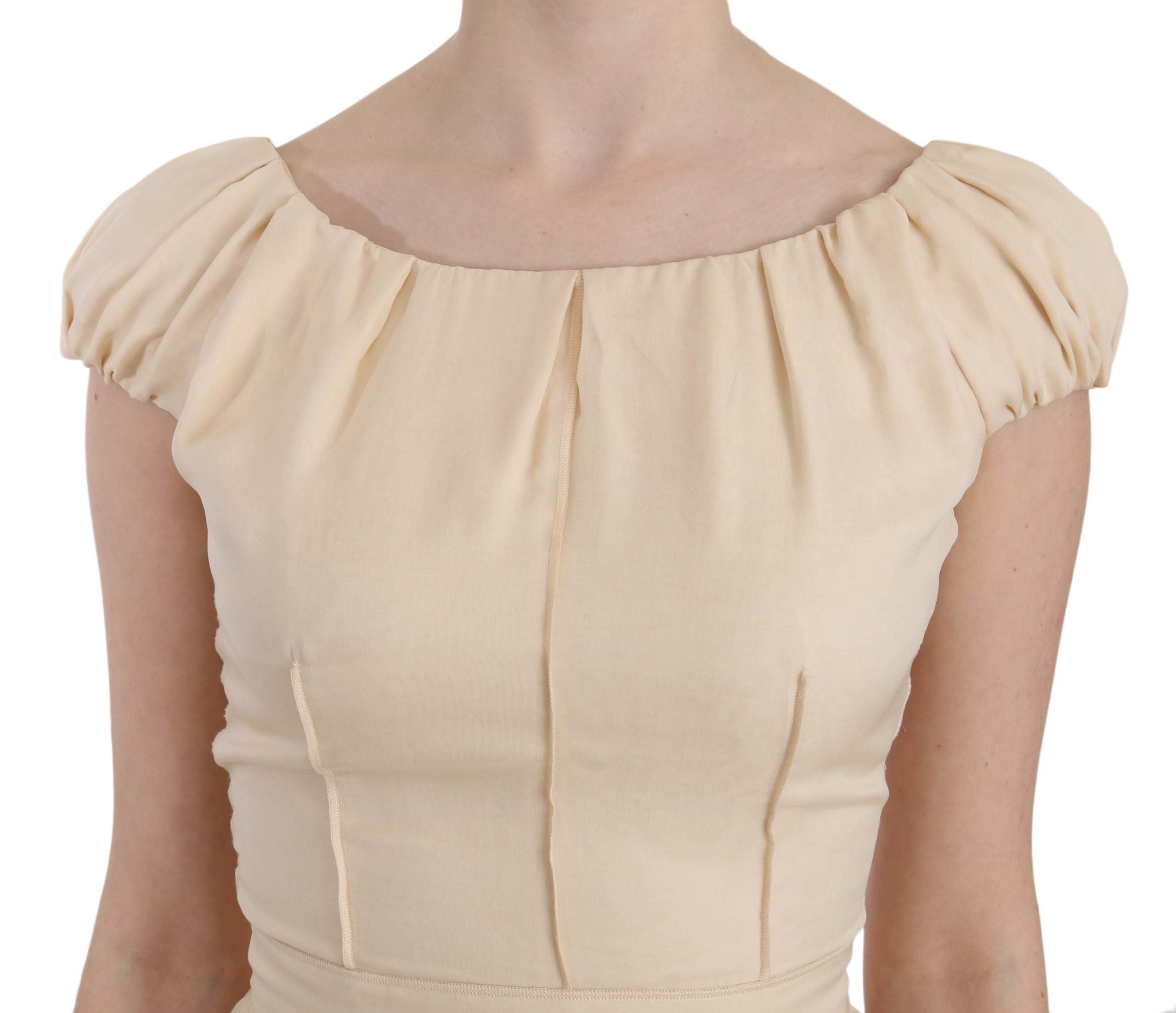 Robe longue en soie beige à manches courtes et coupe colonne de Dolce & Gabbana, élégante et sophistiquée.