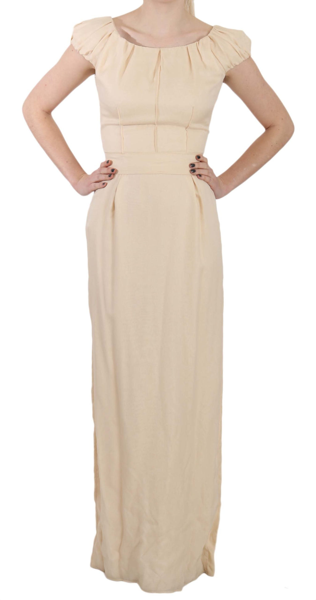 Robe longue beige en soie à manches capes de Dolce & Gabbana, silhouette élégante et fluide.