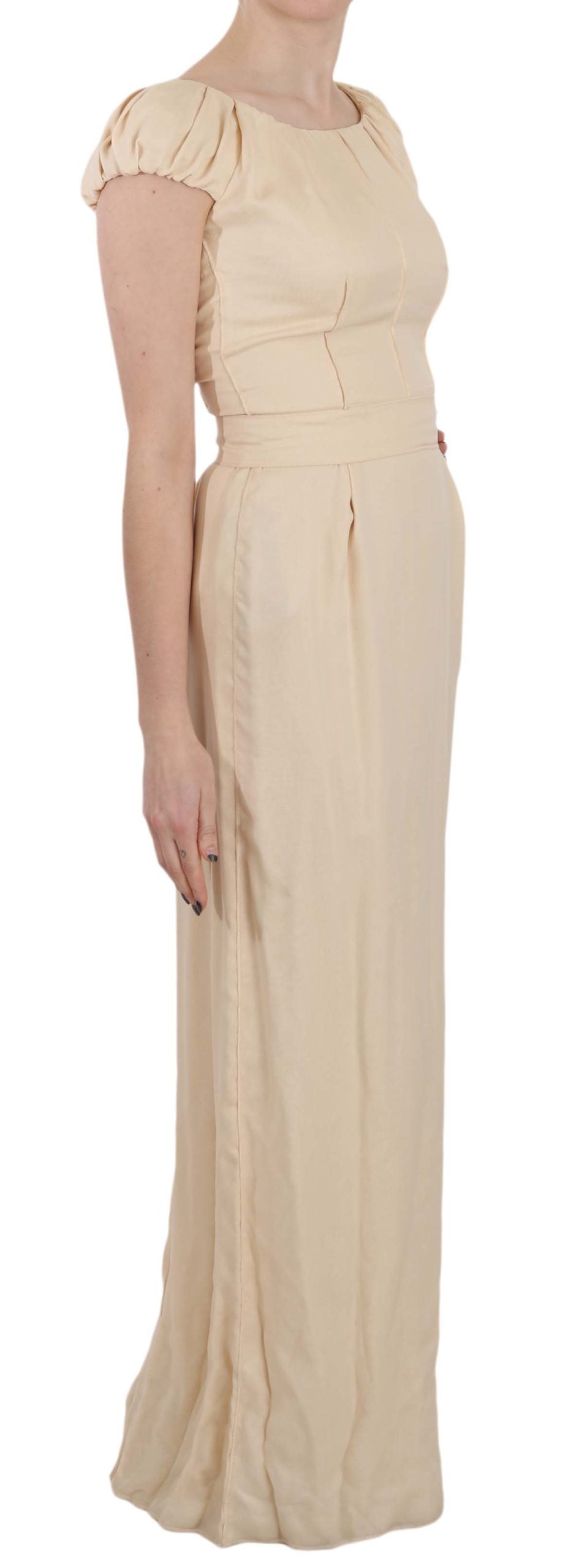 Robe de soirée en soie beige de Dolce & Gabbana, robe longue à manches capes et coupe colonne élégante.