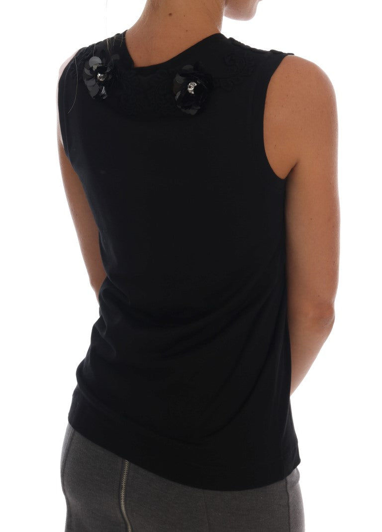 Débardeur en coton noir Dolce & Gabbana avec motifs floraux et cristaux, porté décontracté et élégant.