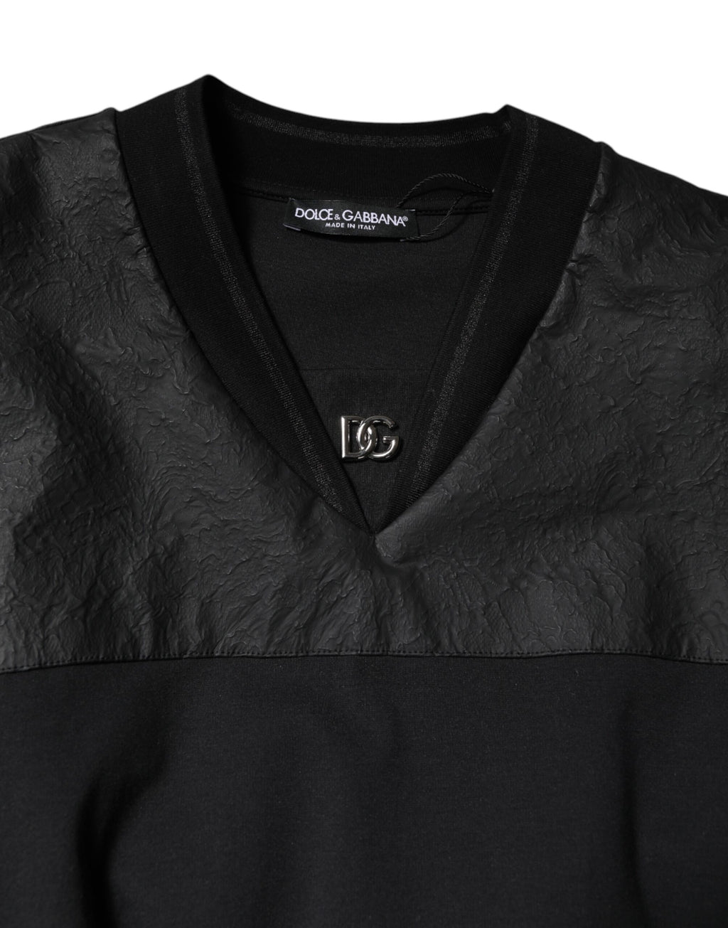 T-shirt Dolce & Gabbana en coton noir à manches courtes et col en V, vue de face.