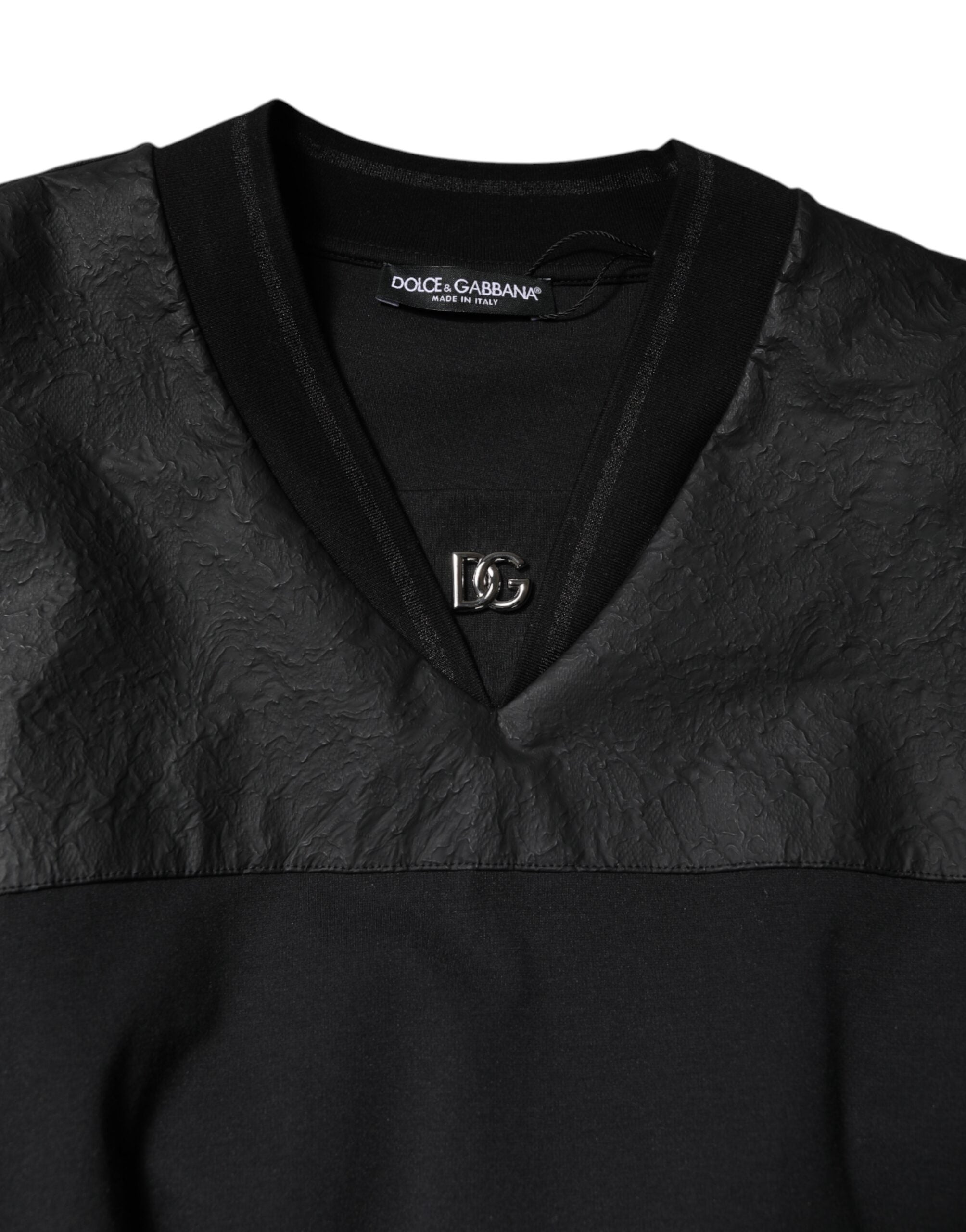 T-shirt Dolce & Gabbana en coton noir à manches courtes et col en V, vue de face.