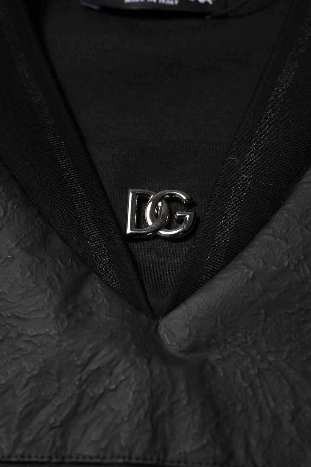 T-shirt Dolce & Gabbana noir en coton à manches courtes avec col en V, décontracté et élégant, pour homme.