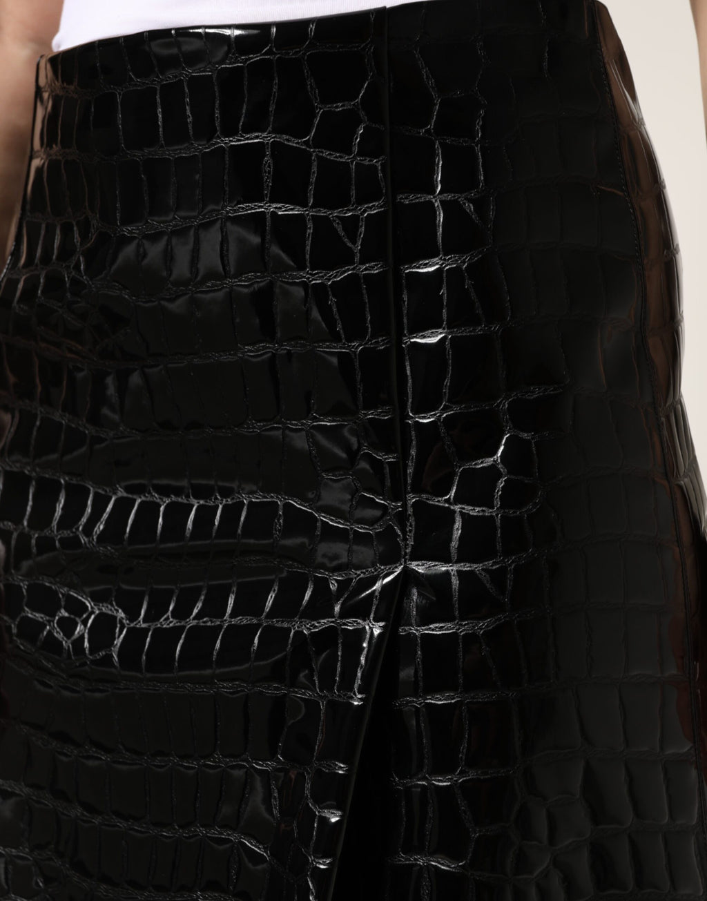 Jupe midi noire Dolce & Gabbana en faux-crocodile, taille moyenne, en cuir synthétique, vue de face sur fond blanc.
