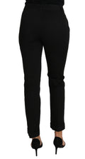 Robe noire Dolce & Gabbana avec pantalon droit court, look élégant et sophistiqué, en tissu fluide et finition raffinée.