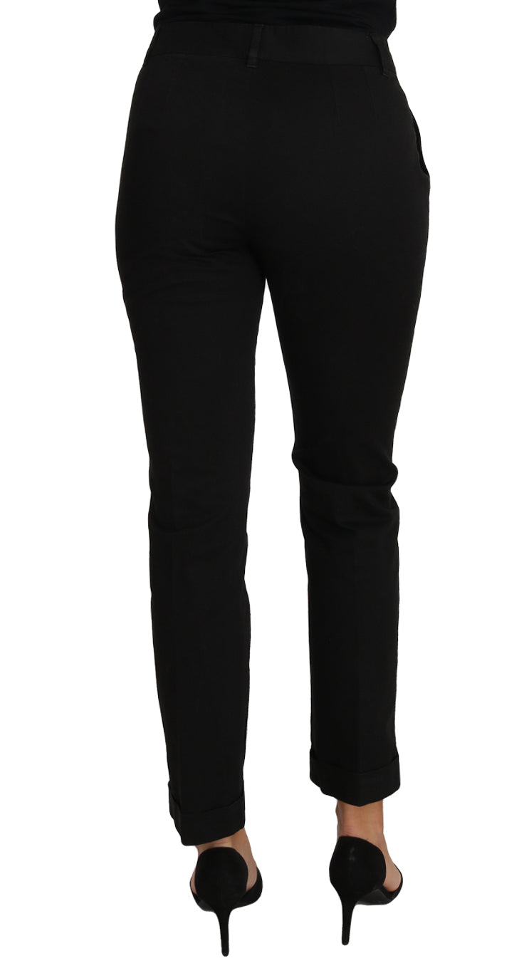 Robe noire Dolce & Gabbana avec pantalon droit court, look élégant et sophistiqué, en tissu fluide et finition raffinée.