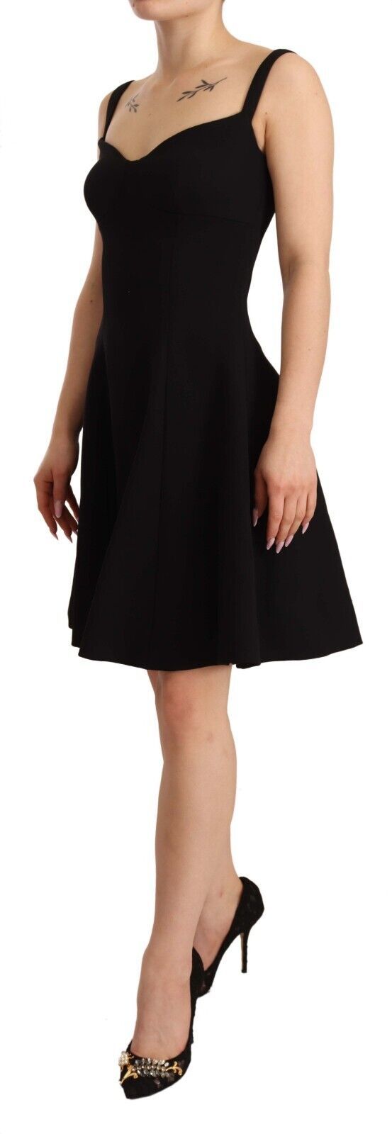 Robe noire Dolce & Gabbana en laine extensible, coupe ajustée et évasée, pour un style élégant et sophistiqué.