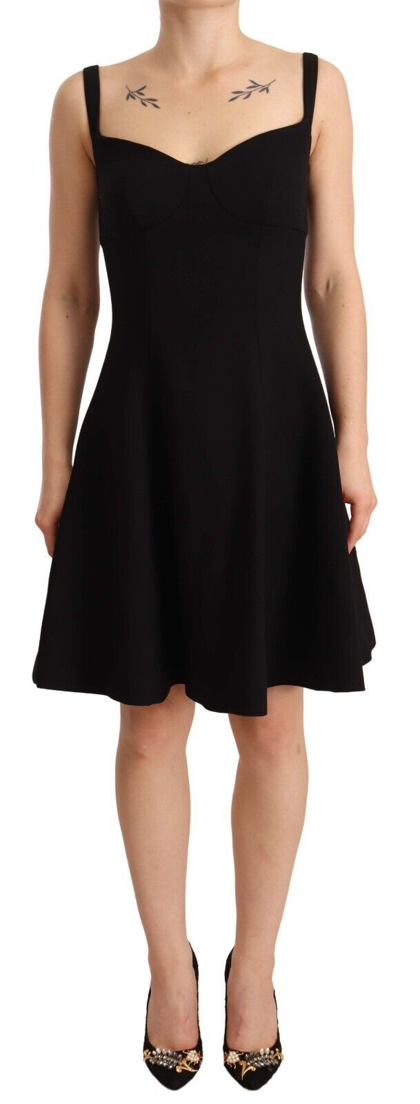 Robe noire Dolce & Gabbana en laine stretch, coupe ajustée et évasée, pour un style élégant et moderne.