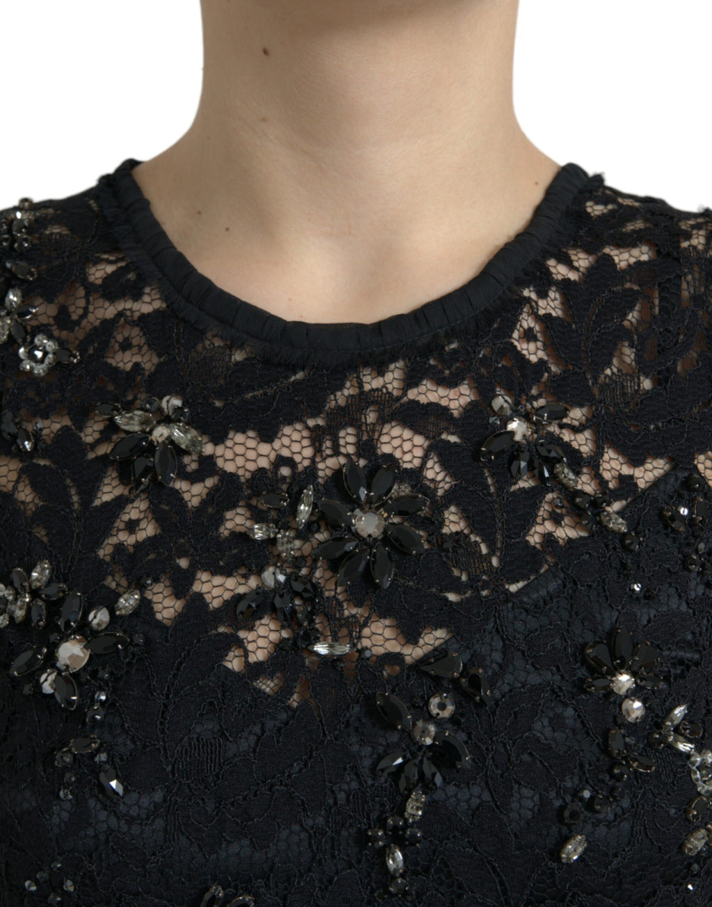 Robe fourreau noire Dolce & Gabbana en dentelle florale avec cristaux, élégante et sophistiquée.