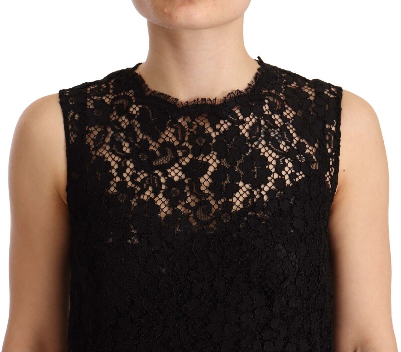 Robe courte sans manches Dolce & Gabbana, en dentelle florale noire, coupe sirène élégante, vue de face sur mannequin.