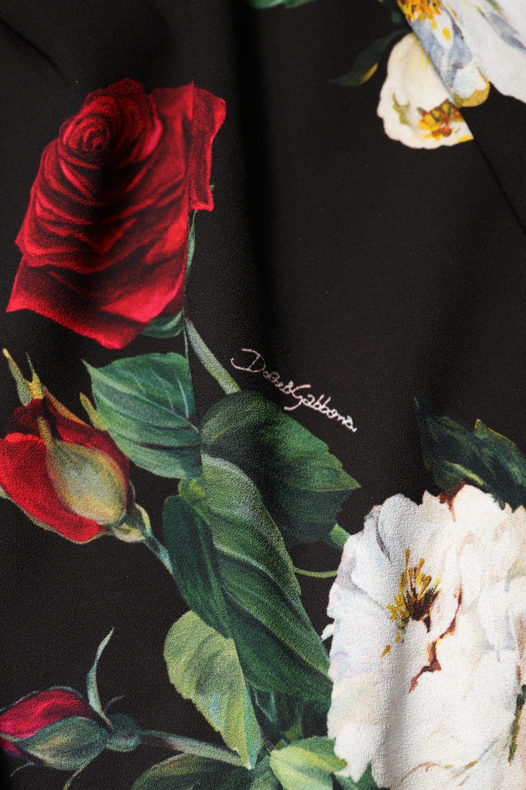 Robe bustier sans manches Dolce & Gabbana à imprimé floral noir, élégante et ajustée, visible sur cette image.