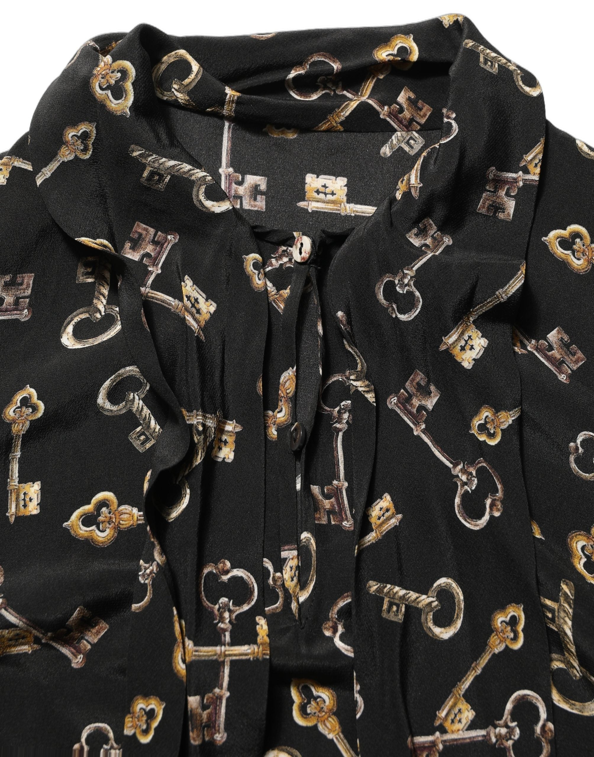Blouse en soie noire Dolce & Gabbana avec motif de clés, col en ras du cou, détails élégants et style sophistiqué.
